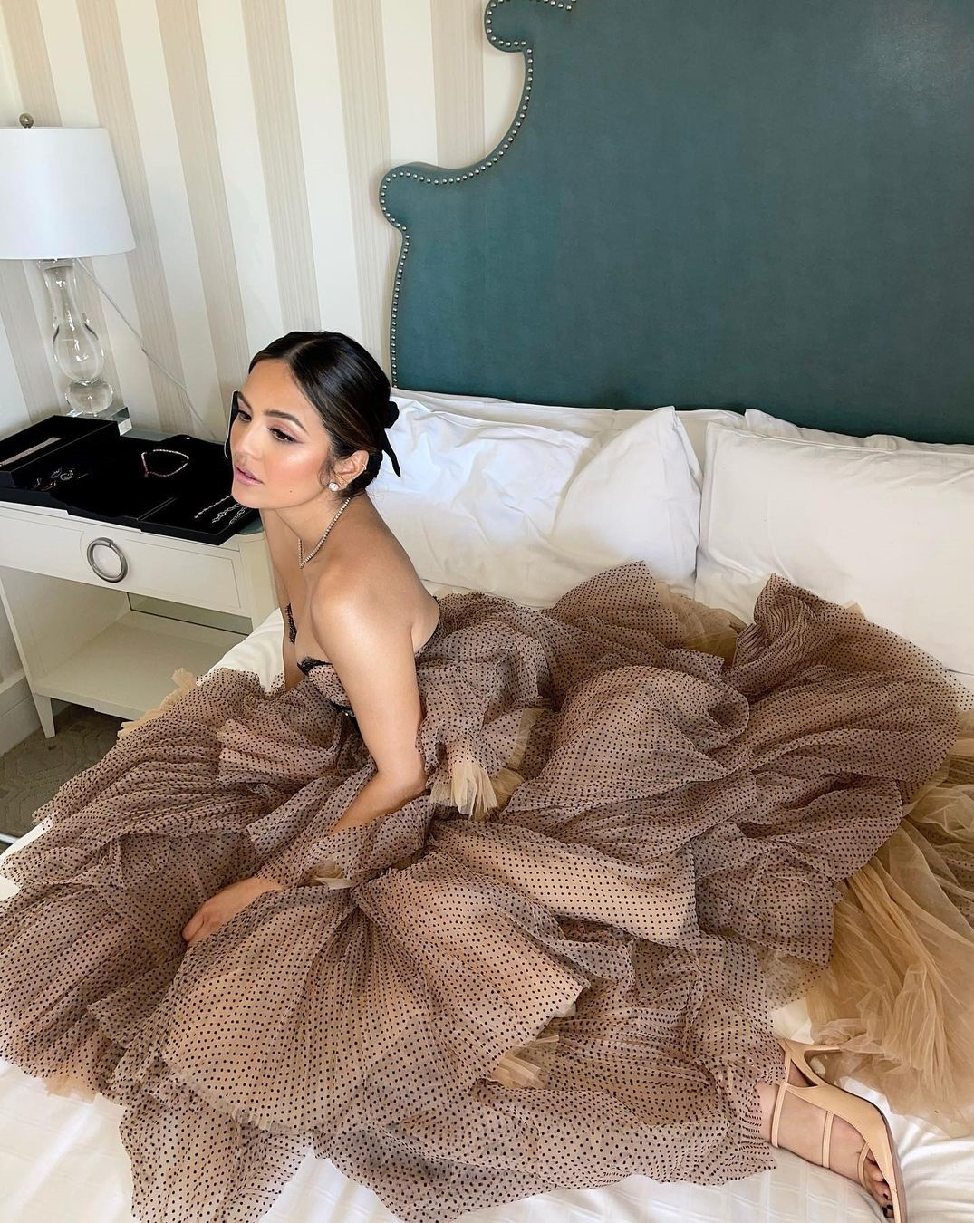 Thảm đỏ Quả cầu Vàng: Người tạo dáng trên giường, kẻ mở tiệc đồ ăn nhanh ảnh 1