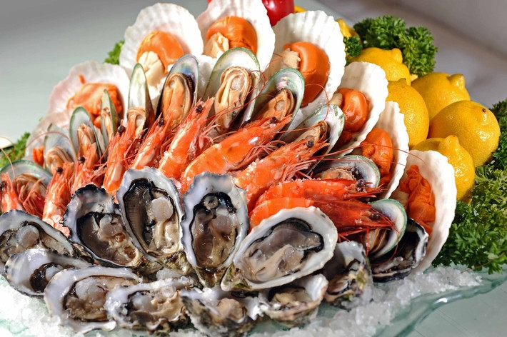 Các loại thủy hải sản có vỏ đặc biệt là tôm hay cua khi ăn kèm với cà rốt có thể gây ngộ độc nguy hiểm. Ảnh minh họa: Internet Những món cực độc khi ăn cùng cà rốt, dừng ngay kẻo rước họa vào thân ảnh 2