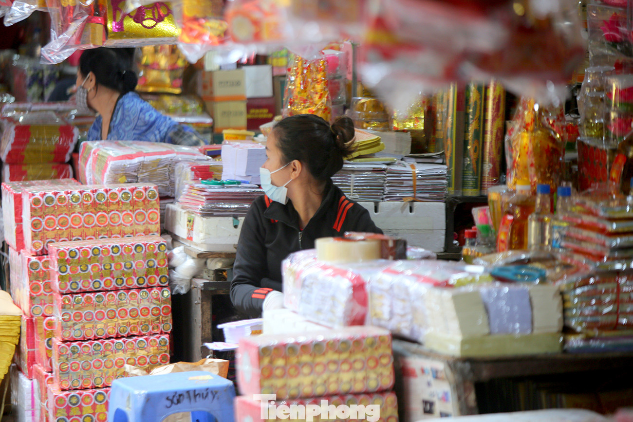 Dịch COVID-19 bùng phát, chợ đồ mã lớn nhất Thủ đô đìu hiu trước 23 tháng Chạp ảnh 2