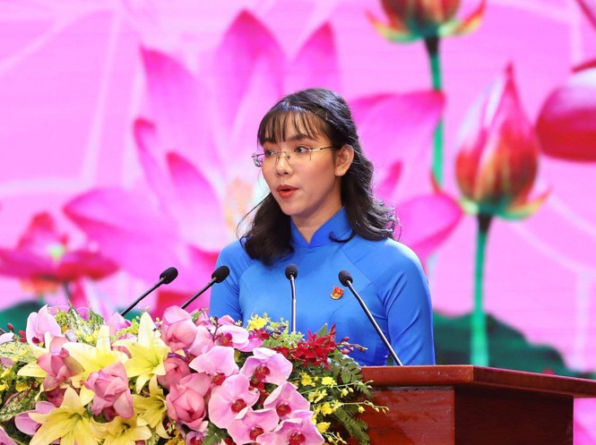 Ban Huỳnh Nhật Phương (20 tuổi), sinh viên trường Đại học Kinh tế - Luật thuộc Đại học Quốc gia TPHCM là đại biểu trẻ tuổi nhất đại hội. Đại biểu trẻ nhất Đại hội Đảng bộ TPHCM mới 20 tuổi ảnh 3