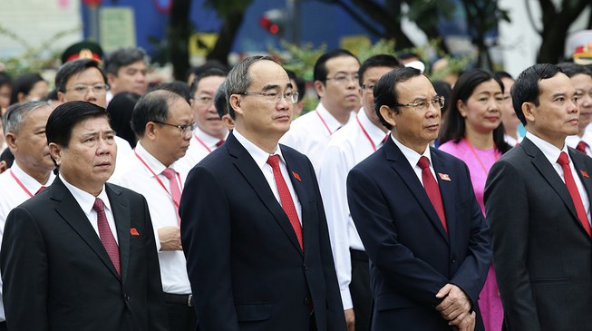 Các đại biểu viếng Tượng đài Chủ tịch Hồ Chí Minh trước khi tham dự phiên làm việc trù bị của Đại hội Đại biểu Đảng bộ TPHCM khóa XI, nhiệm kỳ 2020 - 2025 Đại biểu trẻ nhất Đại hội Đảng bộ TPHCM mới 20 tuổi ảnh 1
