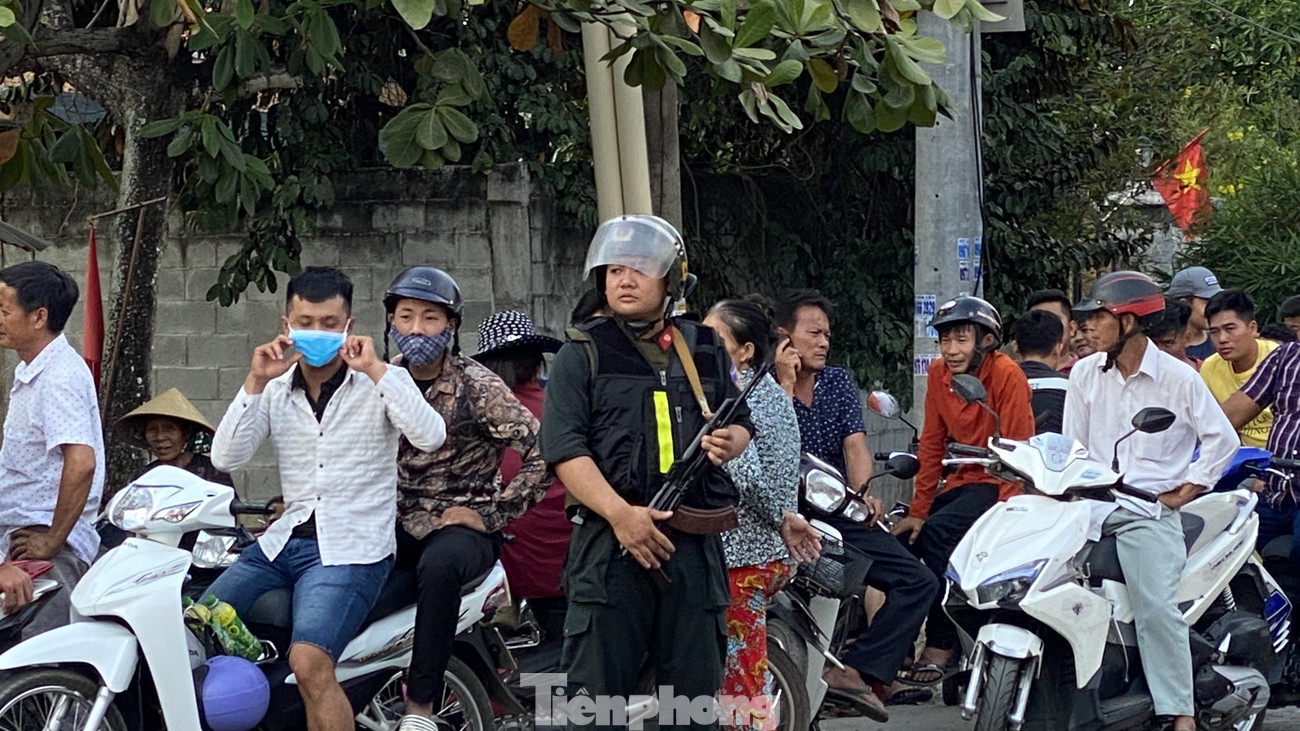 Trong ngày 30/1, người dân cũng tập trung rất đông. Trắng đêm vây bắt nghi can bắn chết 4 người ở TPHCM ảnh 2