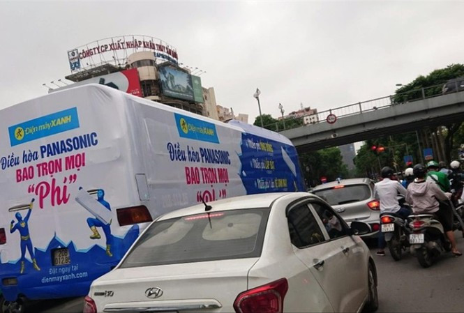 Một xe quảng cáo cho siêu thị Điện máy Xanh cũng từng được Tiền Phong phản ánh dán bịt bùng, diễu phố, sai quy định Tái diễn hình thức quảng cáo bằng xe bịt bùng, diễu phố Hà Nội ảnh 2