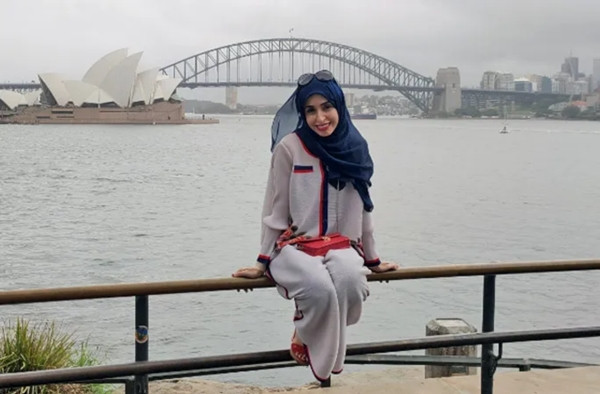 Khawla AlRomaithi chụp ảnh ở trước Cầu Cảng Sydney. Ảnh: Guinness World Record. Cô gái lập kỷ lục vì đi vòng quanh thế giới trong hơn 3 ngày, nhưng cư dân mạng không tin ảnh 2