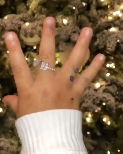 Mới 2 tuổi nhưng Stormi đã được tặng nhẫn kim cương. Con gái Stormi của Kylie Jenner đâu chỉ có ba lô Hermès, còn có cả tủ đồ hiệu tiền tỷ này ảnh 5