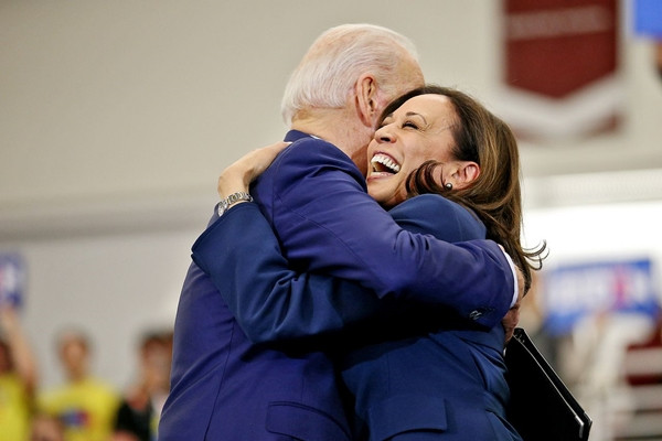 Ông Joe Biden rất tin tưởng bà Kamala Harris. Ảnh: Mike Mulholland/ MLive. Ông Joe Biden chiến thắng, “phó tướng” Kamala Harris trở thành người phụ nữ quyền lực nhất ảnh 5