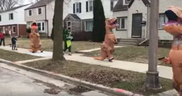 Đoàn khủng long diễu hành trên phố. Giữa lúc cách ly, bỗng xuất hiện một đoàn khủng long T-Rex đáng yêu diễu hành trên phố ảnh 1