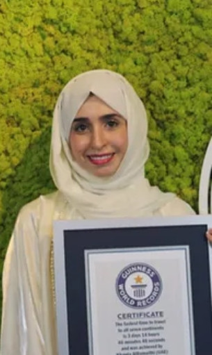 Khawla nhận Kỷ lục Guinness. Ảnh: Guinness World Record. Cô gái lập kỷ lục vì đi vòng quanh thế giới trong hơn 3 ngày, nhưng cư dân mạng không tin ảnh 1