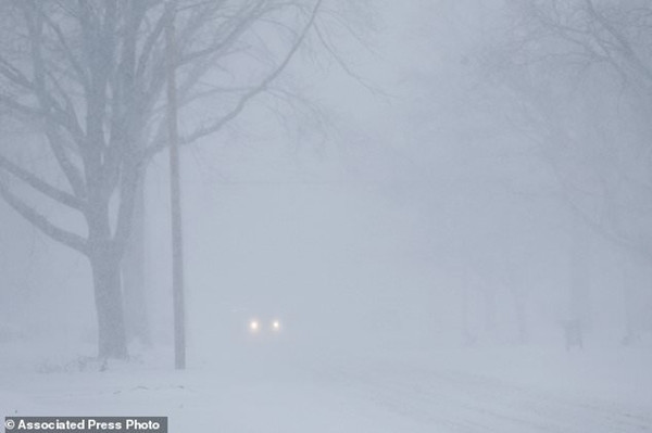 Tuyết rơi mù mịt, hạn chế tầm nhìn ở Iowa vào ngày 29/12. Ảnh: Liz Martin/ The Gazette via AP. Đây là “ảnh thật hàng thật” hoàn toàn đấy, chuyện gì khiến mỳ và trứng lửng lơ thế này? ảnh 3