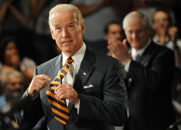 Ông Biden (lúc làm Phó Tổng thống) đang chỉ vào chiếc cravat với các màu của trường cũ của ông. Ảnh: John Berry/ The Post-Standard. Tại sao nói chiến thắng dành cho ông Joe Biden chính là chiến thắng dành cho du học sinh? ảnh 4