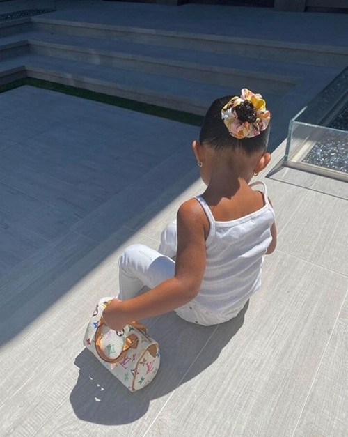 Một trong những chiếc túi LV của bé Stormi. Con gái Stormi của Kylie Jenner đâu chỉ có ba lô Hermès, còn có cả tủ đồ hiệu tiền tỷ này ảnh 3
