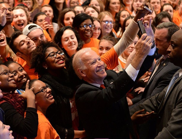 Ông Joe Biden chụp selfie với sinh viên ĐH Syracuse. Ảnh: Dennis Nett. Tại sao nói chiến thắng dành cho ông Joe Biden chính là chiến thắng dành cho du học sinh? ảnh 3