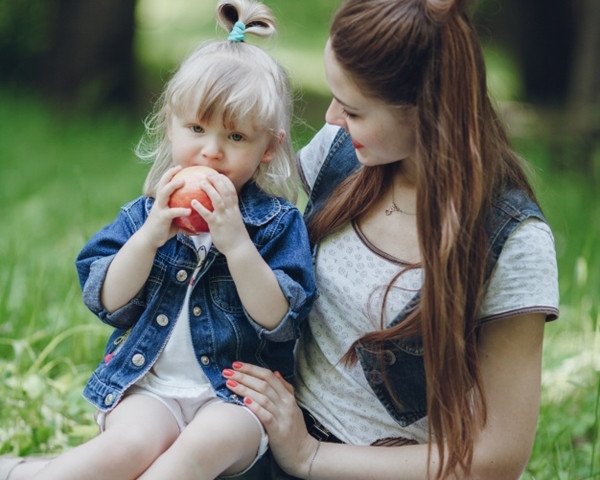 Người mẹ đã hy vọng rằng cô con gái biết chia cho mẹ một quả táo. Đừng đánh giá quá nhanh, rồi bạn sẽ không phải hối hận vì sự vội vã của mình ảnh 2