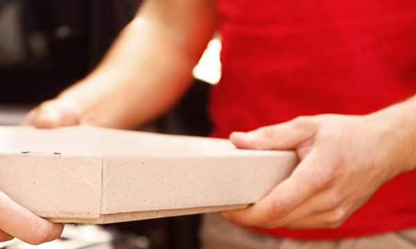 Anh shipper đem pizza đi giao cho khách hàng mà không nghĩ rằng người đặt là một cậu bé. (Ảnh minh họa: Shutterstock) Khi biết lý do khách hàng trả thiếu tiền pizza, shipper có quyết định không thể tốt hơn ảnh 1