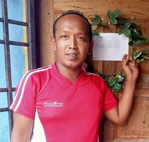 Một người dân chỉ vào cánh cửa nhà mình, cứ bị gõ vào buổi đêm. Ảnh: Mhd Khairol/ Bharian. Liên tục nghe thấy tiếng gõ cửa giữa đêm, người dân cả một khu vực sợ đến không dám ngủ ảnh 2