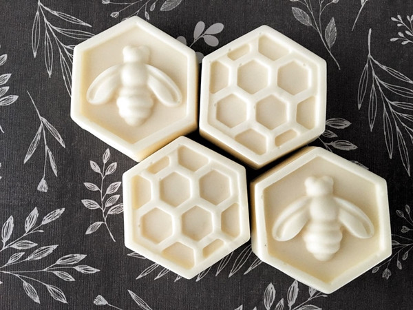 Tự làm xà phòng là hoạt động rất có tính thư giãn. Ảnh: 2 Bees in a Pod. Sắp tới Ngày của Mẹ rồi, tự làm hai món “mỹ phẩm” xịn xò tặng mẹ thôi ảnh 2
