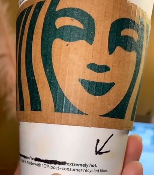 Người pha chế xóa bớt chữ trên dòng in sẵn. Ảnh: Ashleywilkins28. Nhân viên Starbucks gửi “lời nhắn bí mật” cho khách trên cốc đồ uống, và cái kết bất ngờ ảnh 2