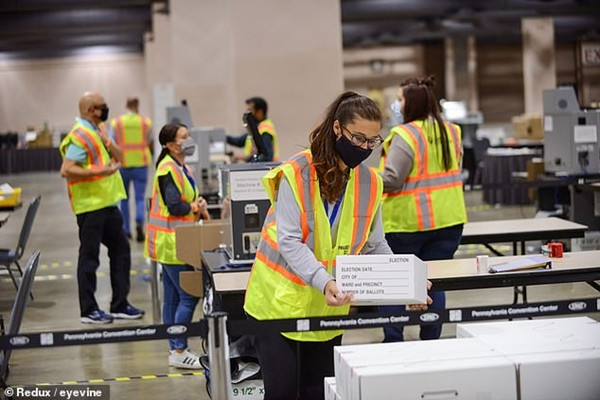 Phiếu gửi qua thư đang được xử lý, vuốt phẳng và quét tại Pennsylvania, ngày 3/11. Cả thế giới và Tổng thống Trump đang sốt ruột, tại sao mỗi việc đếm phiếu mà lâu như vậy? ảnh 2