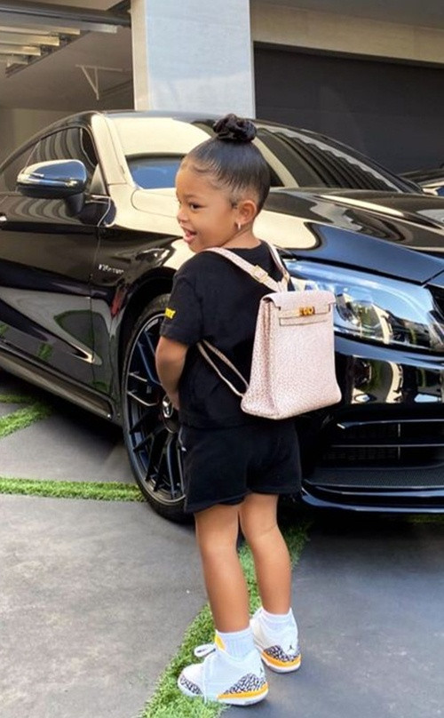 Balô Hermès của bé Stormi. Con gái Stormi của Kylie Jenner đâu chỉ có ba lô Hermès, còn có cả tủ đồ hiệu tiền tỷ này ảnh 1