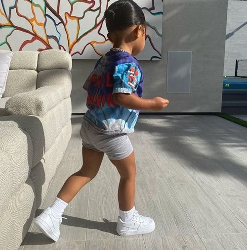Stormi còn có cả bộ sưu tập giày đắt tiền nữa. Con gái Stormi của Kylie Jenner đâu chỉ có ba lô Hermès, còn có cả tủ đồ hiệu tiền tỷ này ảnh 4