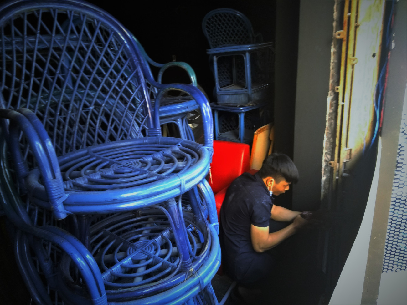 Người nhân viên quán bar đang khoan để đóng cửa quán về Tết. Phố Tây ngày cuối năm 'đóng cửa' phòng chống COVID-19 ảnh 7
