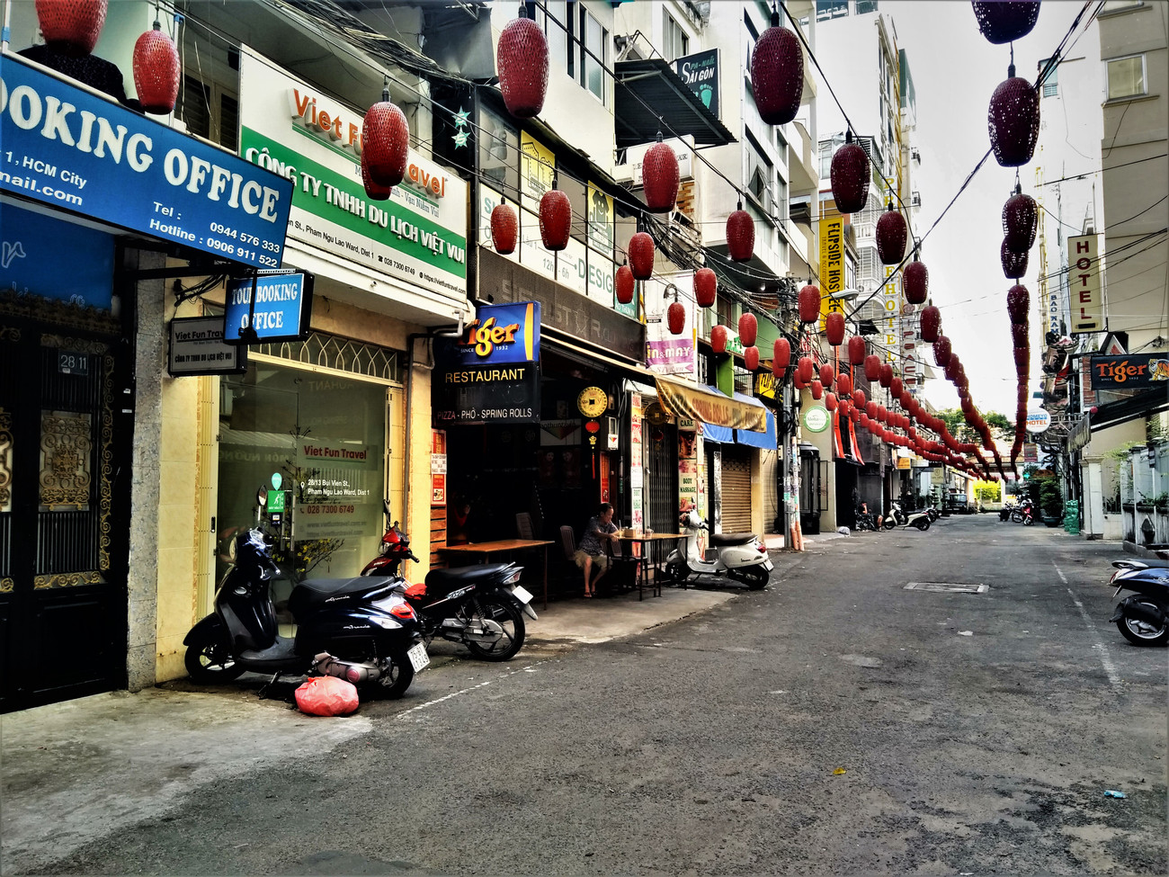 Chiều 28 Tết Tân Sửu, không một bóng người. Phố Tây ngày cuối năm 'đóng cửa' phòng chống COVID-19 ảnh 3