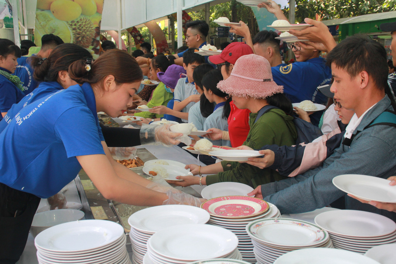 Một trong những hoạt động chăm lo đặc biệt diễn ra trong ngày hội là bữa tiệc buffet dành cho đông đảo người khuyết tật. Để có bữa cơm dinh dưỡng đong đầy tình thương này, từ sáng sớm, hàng ngàn nhân viên, người lao động Du lịch Văn hóa Suối Tiên cùng tình nguyện viên các trường ĐH - CĐ đã chung tay chuẩn bị chu đáo Hơn 7.000 người chung vui ngày hội nhân ái dành cho người khuyết tật ảnh 9