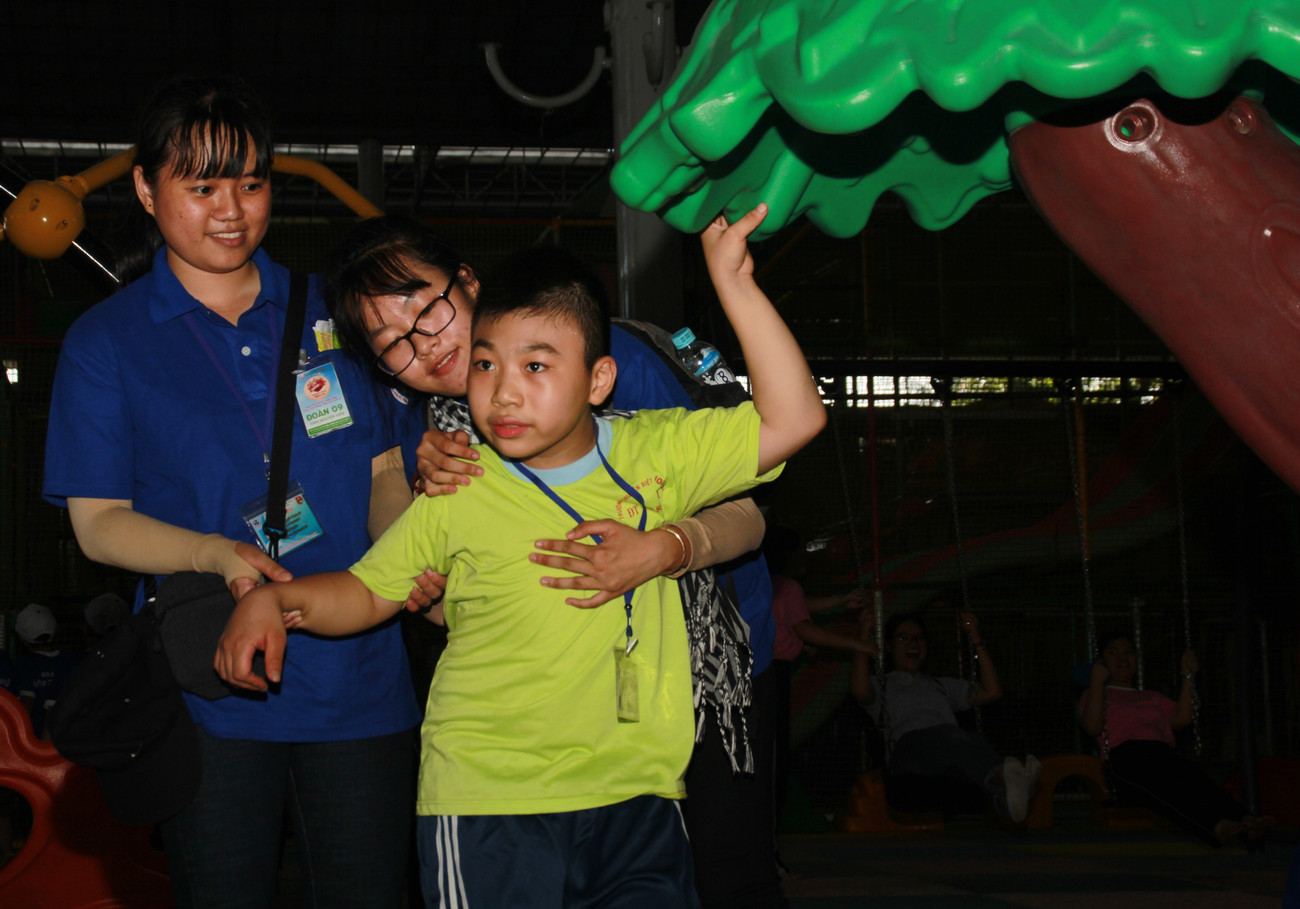 Bên cạnh các phụ huynh, bảo mẫu, còn có hàng trăm tình nguyện viên luôn túc trực, chăm lo cho người khuyết tật trong suốt ngày hội Hơn 7.000 người chung vui ngày hội nhân ái dành cho người khuyết tật ảnh 6