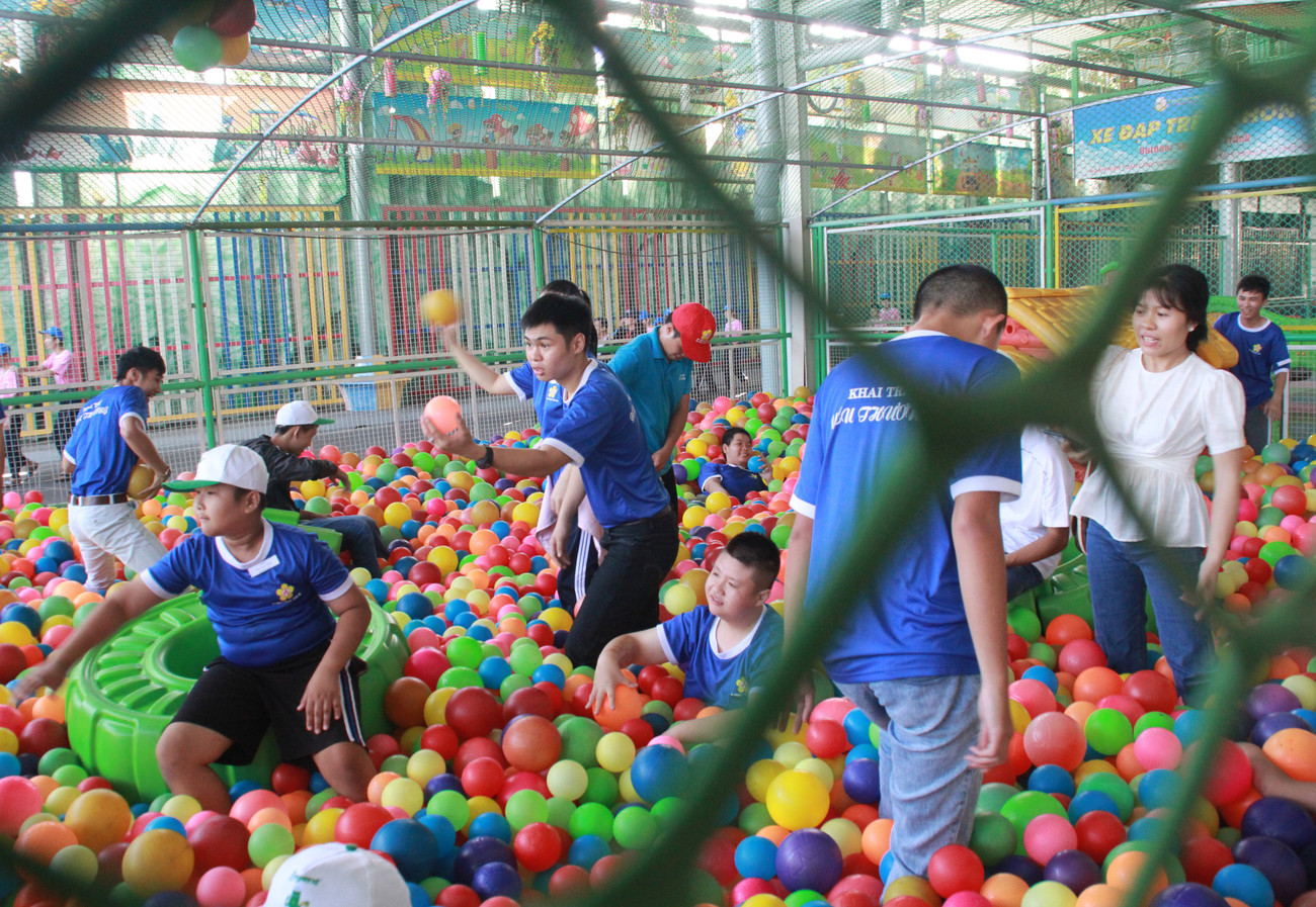 Hàng ngàn bạn nhỏ khuyết tật có dịp trải nghiệm không gian vui chơi, giải trí vui nhộn Hơn 7.000 người chung vui ngày hội nhân ái dành cho người khuyết tật ảnh 4