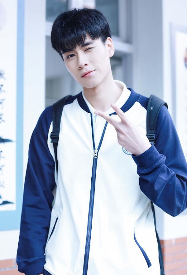Giang Thần ngoài lạnh trong nóng điên đảo của năm ấy. (Ảnh: Weibo) Những “nam thần học đường” thắp sáng thanh xuân vườn trường năm ấy, bây giờ ở đâu? (P2) ảnh 1