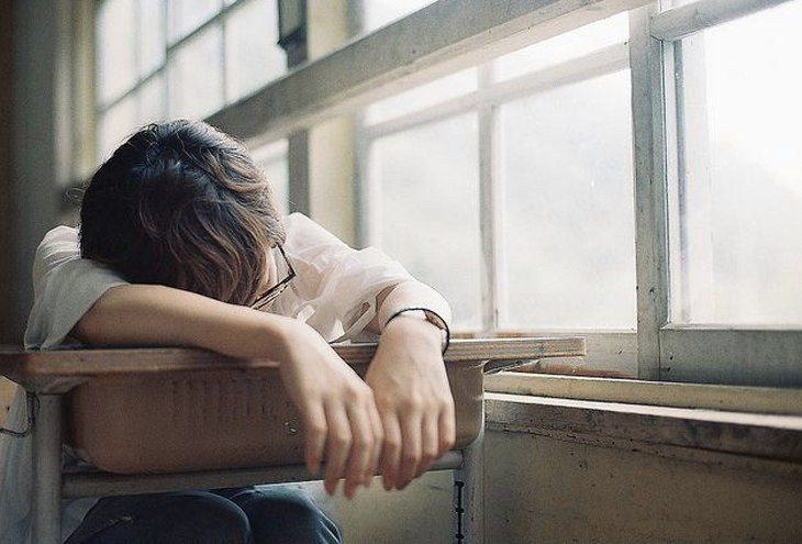 Hồi cấp hai, tôi ngồi bên cạnh cái cửa sổ chín ô có mặt kính sáng bóng và chiếc khung gỗ đã mục dần vì thời gian. (Ảnh minh họa: Nguồn Tumblr) Cuộc thi viết Trà sữa cho tâm hồn: Tuổi trẻ xanh mãi bên khung cửa sổ chín ô ảnh 1