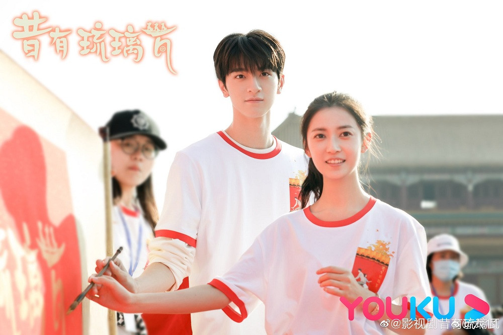 Đẹp đôi cùng Trần Ngọc Kỳ trong ngày khai máy "Xưa Có Ngói Lưu Ly". (Ảnh: Weibo) Những “nam thần học đường” thắp sáng thanh xuân vườn trường năm ấy, bây giờ ở đâu? (P2) ảnh 12