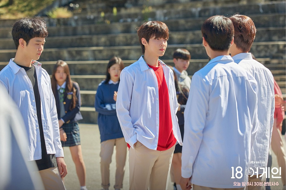 Đầu phim "18 Again", Goo Ja Sung là một đầu gấu học đường bắt nạt bạn bè. Từ “18 Again” đến “True Beauty”: Hwang In Yeop hóa “trai hư” nhưng quá đáng yêu khiến fangirl “u mê“ ảnh 2