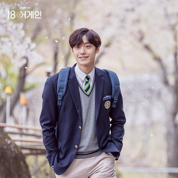 "Bố trẻ" Hong Dae Young được xây dựng có trách nhiệm và nhiều bí mật hơn. (Ảnh: JTBC) So với phim gốc “17 Again”, bản remake “18 Again” giống và khác những điểm nào? ảnh 4