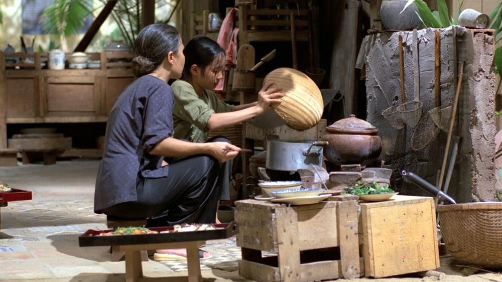 Lúc mọi người vẫn đang cuộn mình trong chiếc chăn ấm, thì gian bếp của bà đã thơm mùi nếp mới. (Ảnh minh họa: phim Mùi Đu Đủ Xanh) Cuộc thi viết Trà sữa cho tâm hồn: Thơm thảo gánh xôi chị Hằng của bà tôi ảnh 1