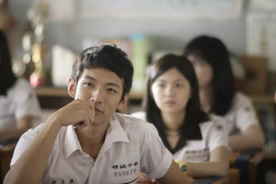 Tôi ngồi bàn cuối, góc bên phải, còn cậu ngồi ngay bên trên. (Ảnh minh họa: phim Cô Gái Năm Ấy Chúng Ta Cùng Theo Đuổi) Cuộc thi viết Trà sữa cho tâm hồn: Cậu có còn nhớ cô gái cậu nắm tay năm ấy ảnh 1