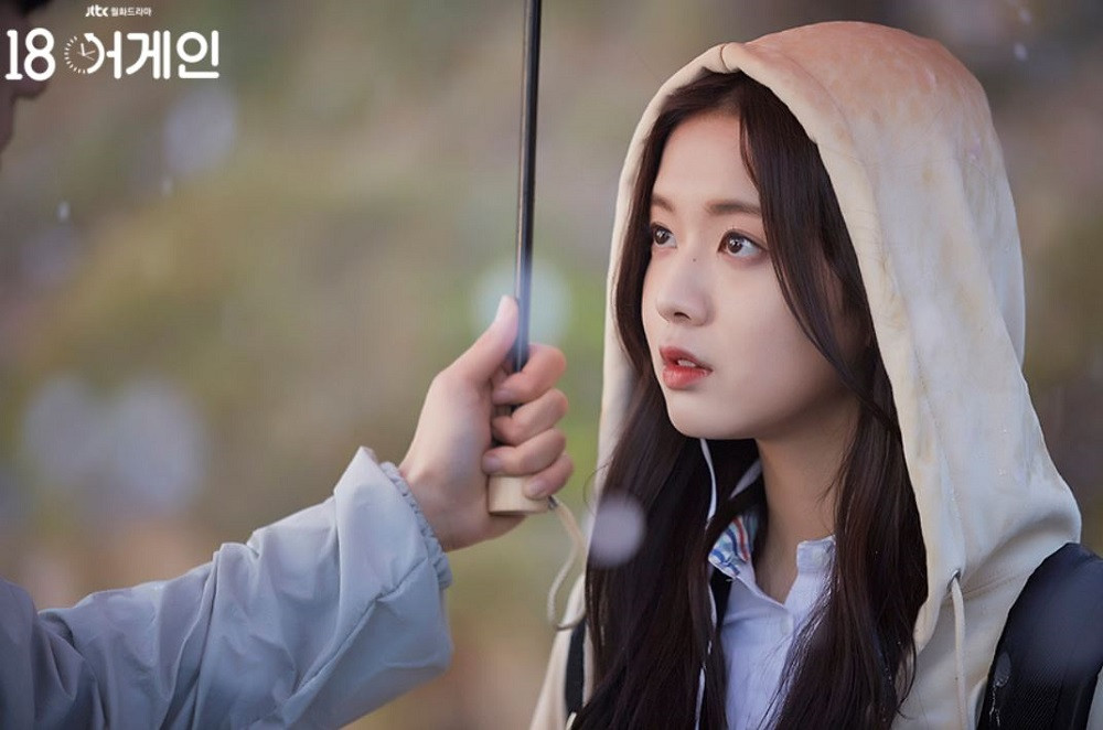 Hong Shi Ah xinh đẹp và bản lĩnh giống mẹ, tính cách thẳng thắn giống bố. (Ảnh: JTBC) Trong “18 Again” có một gia đình cực phẩm: Đẹp và giỏi đều, lại vô cùng cá tính! ảnh 9