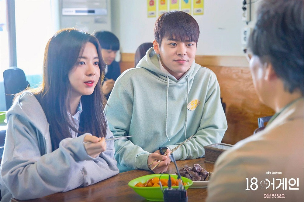 Hong Shi Ah và Hong Shi Woo - cặp chị em sinh đôi. (Ảnh: JTBC) Trong “18 Again” có một gia đình cực phẩm: Đẹp và giỏi đều, lại vô cùng cá tính! ảnh 8