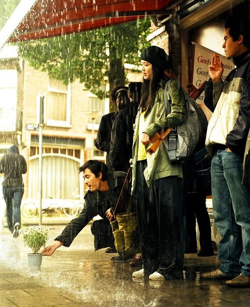 Và mùa Thu liệu có khiến ai đó ta tình cờ gặp sẽ trở thành một người cùng ta đi qua một quãng đời, có ấm áp và ngọt ngào? (Ảnh minh họa: Phim Daisy) Bạn đọc sáng tác: Anh chính là mùa Thu đến trong mong chờ, rời đi trong nhung nhớ ảnh 3