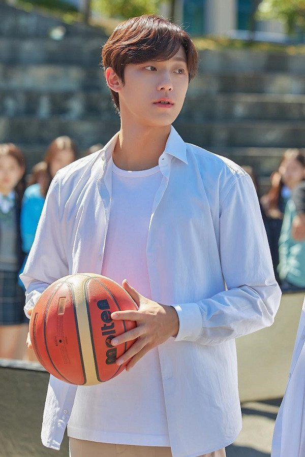 Hồi 18 tuổi Hong Dae Young là chàng trai trong mơ của nhiều cô gái. (Ảnh: JTBC) Trong “18 Again” có một gia đình cực phẩm: Đẹp và giỏi đều, lại vô cùng cá tính! ảnh 2