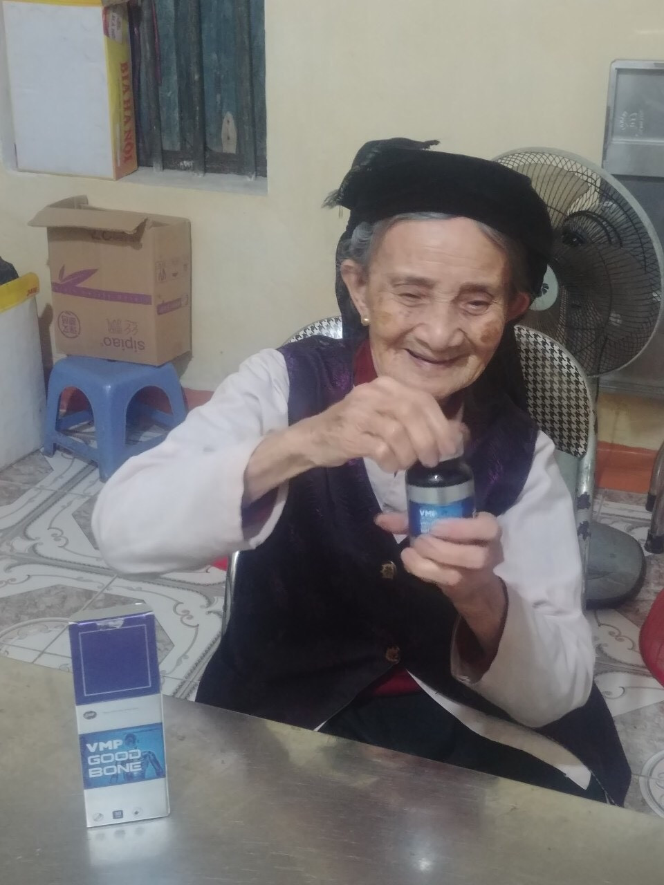 Bà Hữu với niềm vui khi việc đi lại trở nên dễ dàng hơn, những cơn đau xương khớp giảm dần Bí quyết vàng cho bệnh nhân xương khớp ảnh 1