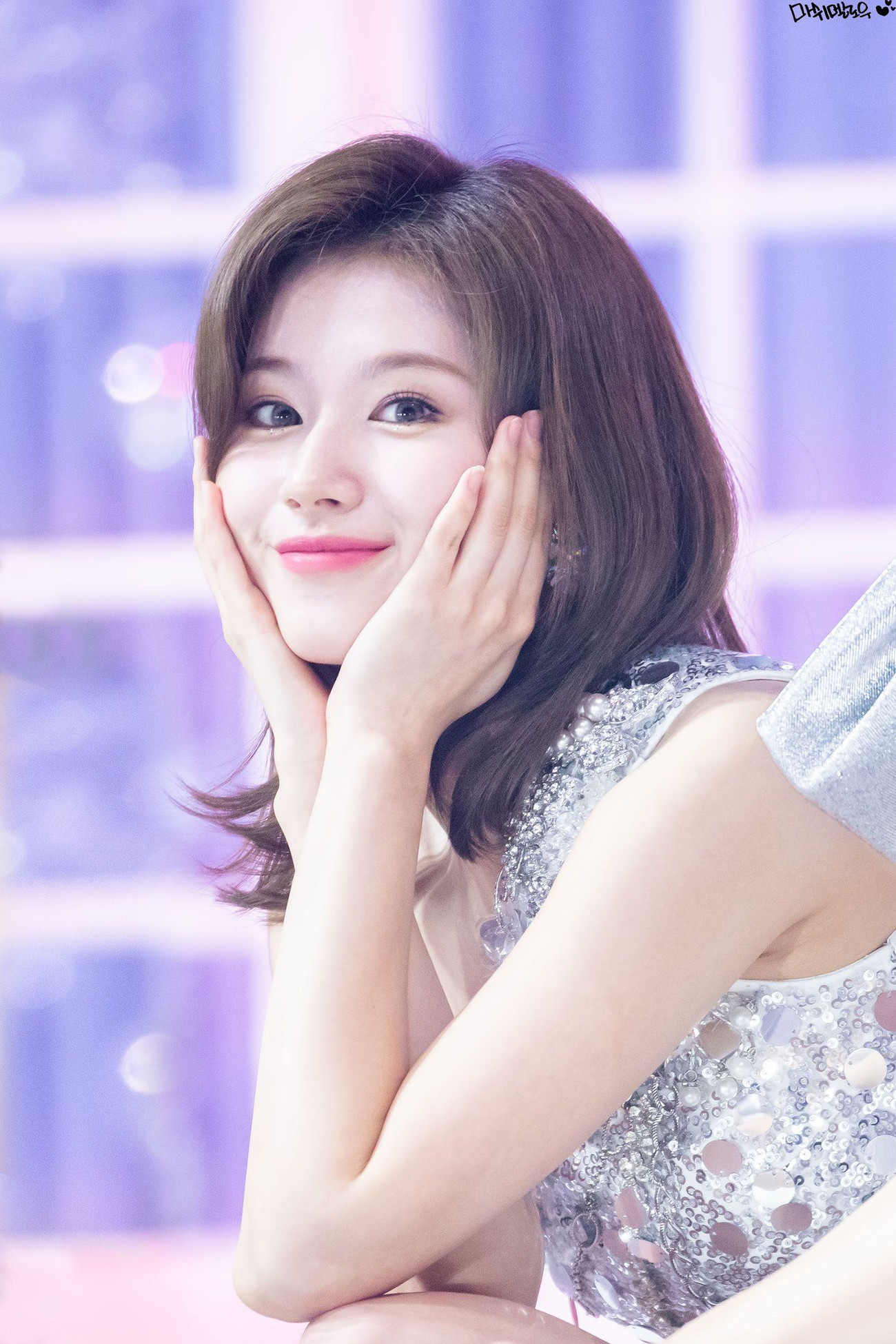 Sana và các thành viên Twice phải xét nghiệm khẩn cấp sau thông báo của ChungHa ChungHa xin lỗi fan sau khi dương tính COVID-19, loạt sao Hàn tiếp xúc phải xét nghiệm gấp ảnh 2