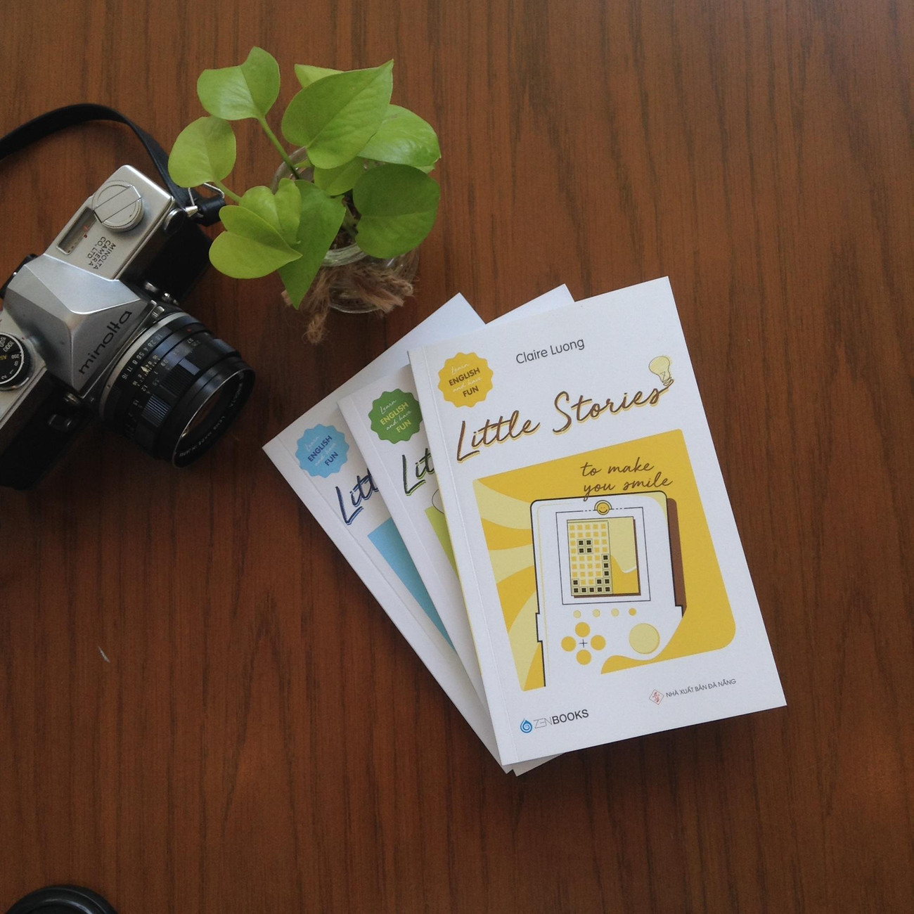 Bộ sách Little Stories được viết bởi hai tác giả Stacey Riches - giáo viên tiếng Anh đến từ Canada có nhiều năm kinh nghiệm tại các trung tâm tiếng Anh ở Việt Nam và Claire Luong - nữ du học sinh đang học tập và làm việc tại Mỹ. Góc quà tặng: Bí kíp học ngoại ngữ cho hội “gà mờ” chỉ với 15 phút đọc ảnh 3