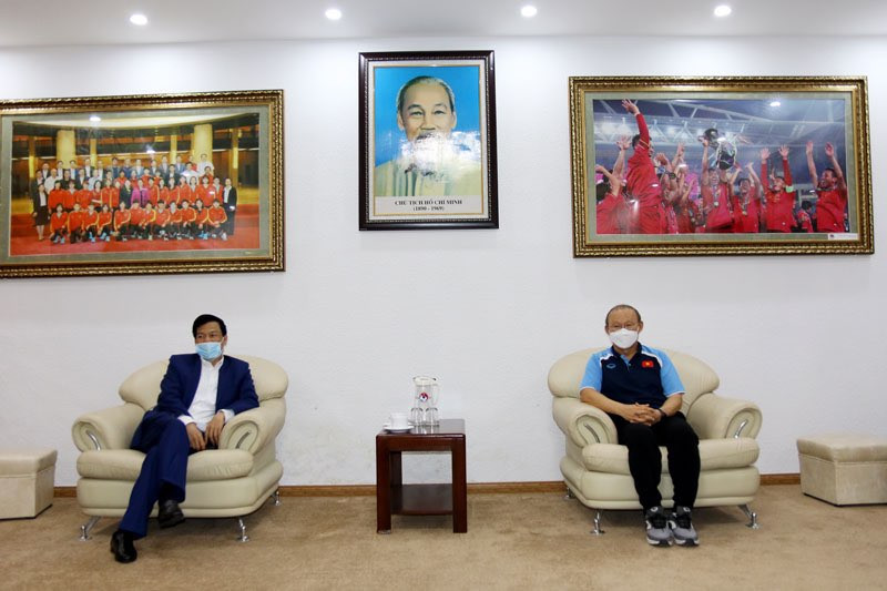 Bộ trưởng Nguyễn Ngọc Thiện gặp HLV Park Hang Seo tại trụ sở Liên đoàn bóng đá Việt Nam sáng 18/2. Ảnh: VFF HLV Park Hang Seo hết hạn cách ly COVID-19 ảnh 1