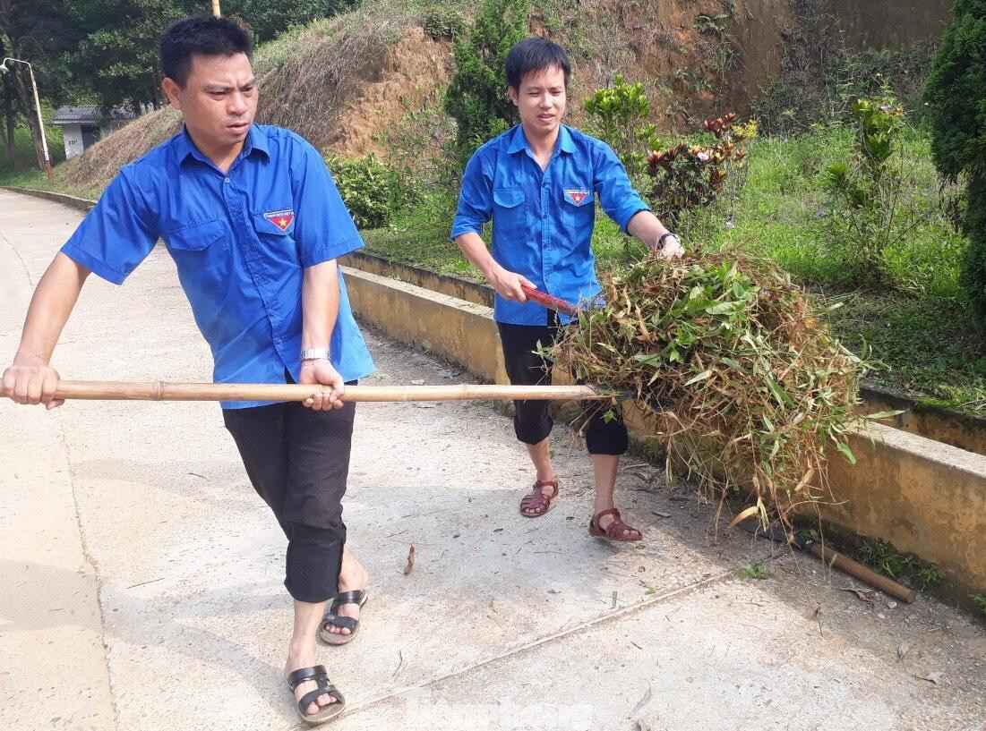Là cán bộ Đoàn, Nguyễn Tiến Hưng luôn đi đầu, gương mẫu trong các hoạt động tình nguyện của tuổi trẻ đơn vị Kỹ sư Việt 8X hoàn thiện công nghệ hạt lửa quân sự hiện đại ảnh 1