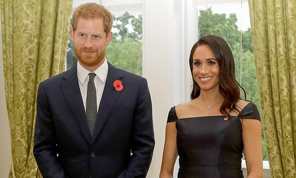Meghan rất chuộng đồ trang sức đắt tiền. Cô từng đeo mặt dây chuyền kim cương giá 8.800 bảng (282 triệu đồng). Ảnh: REX/ Shutterstock. Nói là “quay về sống giản dị”, nhưng những đồ Meghan Markle dùng có giản dị thật không? ảnh 3