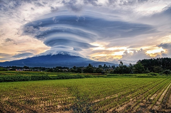 Trước đây, cũng từng có một người khác chụp được bức ảnh núi Phú Sĩ với đám mây khổng lồ kỳ lạ. Ảnh: @taitan**/ Twitter. Đám mây bí ẩn xuất hiện trên đỉnh núi Phú Sĩ khiến cư dân mạng ngỡ ngàng, sự thật là gì? ảnh 3