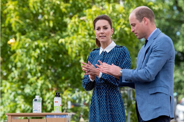 William và Kate khi tới thăm một bệnh viện và cảm ơn các nhân viên y tế làm việc tích cực trong đại dịch. Ảnh: Joe Giddens/ AP. Meghan được so sánh với Công nương Diana nhưng Kate Middleton lại là người giống Nữ hoàng ảnh 3