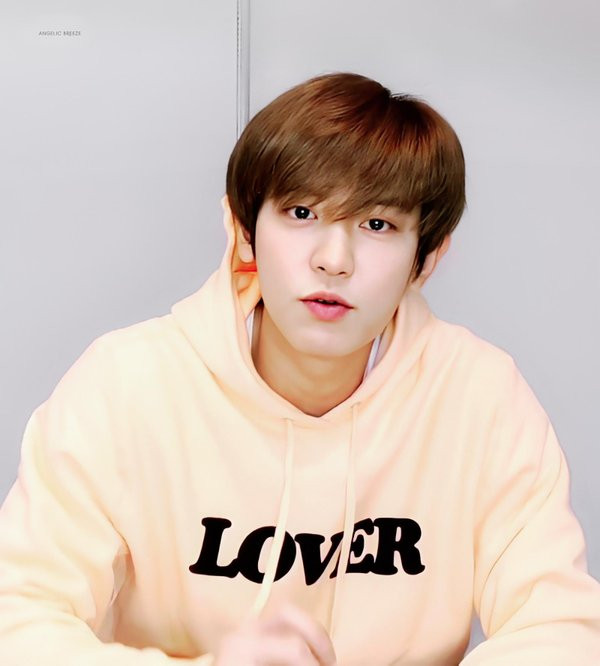 Thời gian gần đây, Chanyeol rất chịu khó thực hiện video cho kênh YouTube riêng của mình. Nhờ vậy mà các fan được khám phá cuộc sống đời thường hết sức dễ thương của Chanyeol, phát hiện ra anh chàng làm việc nhà rất siêu như lắp đồ điện, sơn tường, nấu ăn, làm bếp… đúng chuẩn người đàn ông của gia đình. Nhìn bộ ảnh mới của Chanyeol (EXO) càng thấy anh chàng đang lão hóa ngược ảnh 6