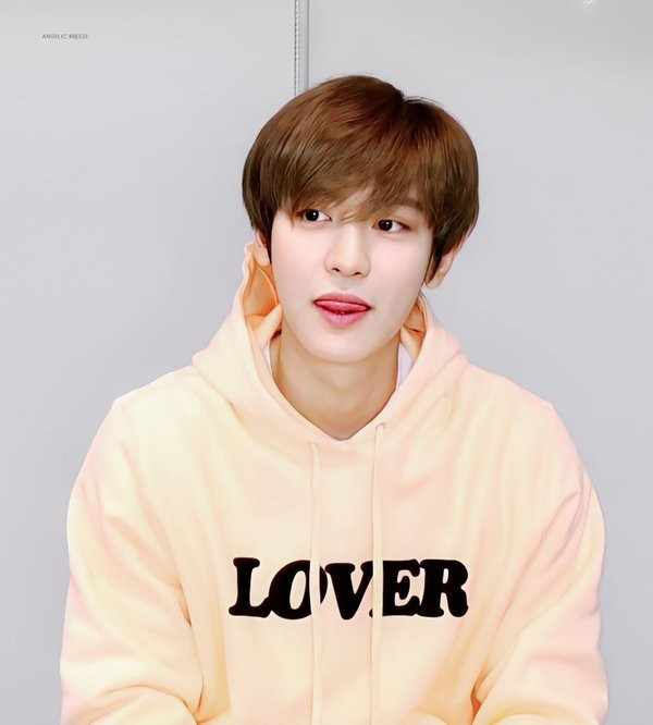 Thậm chí khi so với thời mới debut thì Chanyeol bây giờ còn trẻ trung hơn nhiều. Bởi Chanyeol thời ngày xưa chỉ là chàng trai cao kều với thân hình mảnh mai, hành động rụt rè. Chỉ có đôi mắt hai mí sáng bừng là chẳng có gì thay đổi. Nhìn bộ ảnh mới của Chanyeol (EXO) càng thấy anh chàng đang lão hóa ngược ảnh 3